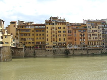 Firenzen kaupunkia Arnojoen varrelta