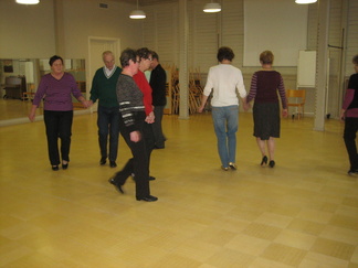 Tanssiharjoituksia Astrean peilisalilla